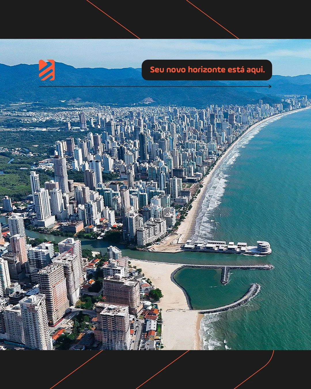 Vista aérea de uma orla verticalizada do litoral norte catarinense, com a frase “Seu novo horizonte está aqui”