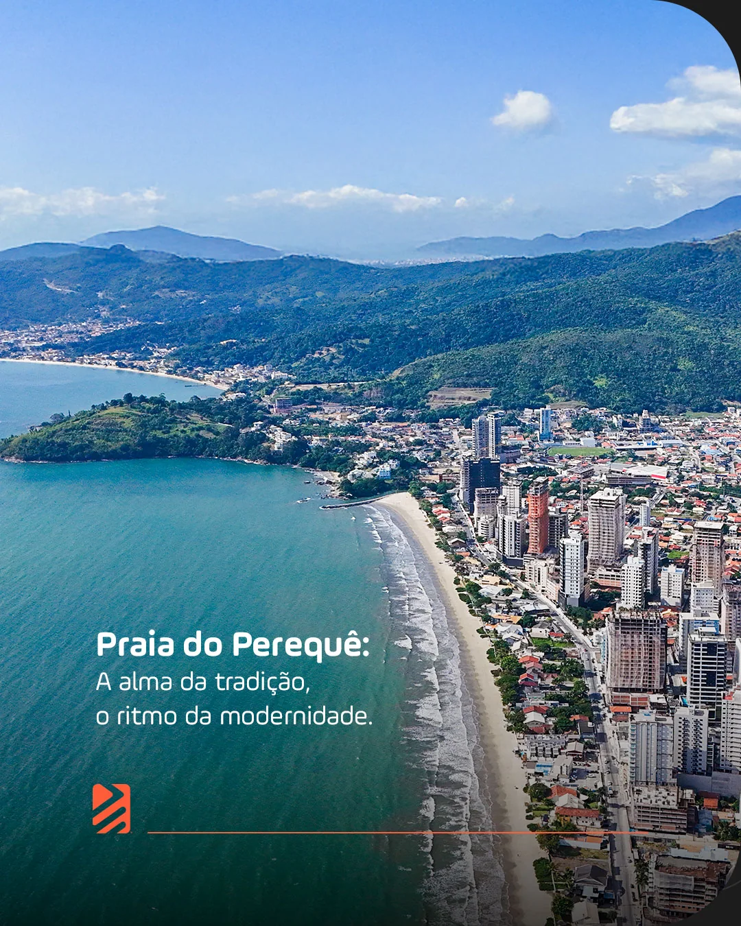 Vista aérea da Praia do Perequê, em Porto Belo, com a faixa de areia entre o mar e os prédios e o morro ao fundo
