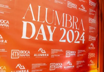 Painel do Alumbra Day 2024 com as marcas participantes, entre elas Porsche Carrera Cup e Boca Mafra