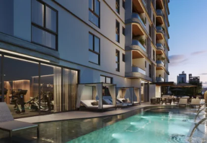 Piscina e academia do Baker’s Bay Residence ao anoitecer